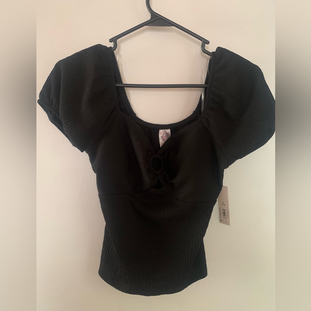 Black no boundaries pucker O-ring knit top